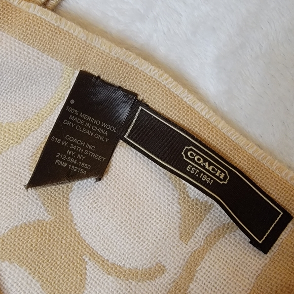 Coach Logo Scarf - Picture 4 of 5